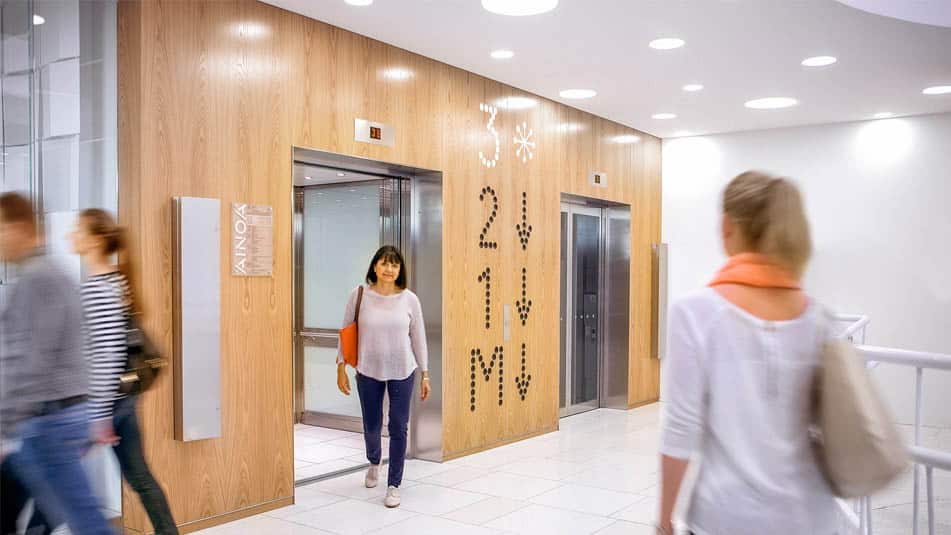 img_shopping-center-elevator-lobby